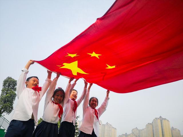 她哭了!蔡卓妍钟欣潼同框献唱:红裙翩翩,美得不可方物!